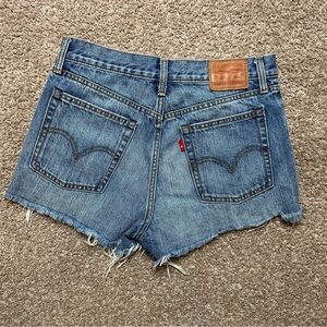 Levi’s High rise button fly shorts size W 28
